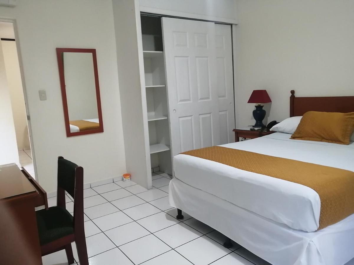 Hotel Villa Serena San Benito サンサルバドル エクステリア 写真